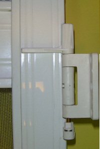 Установка петель с дверным доводчиком для дверных москитных сеток